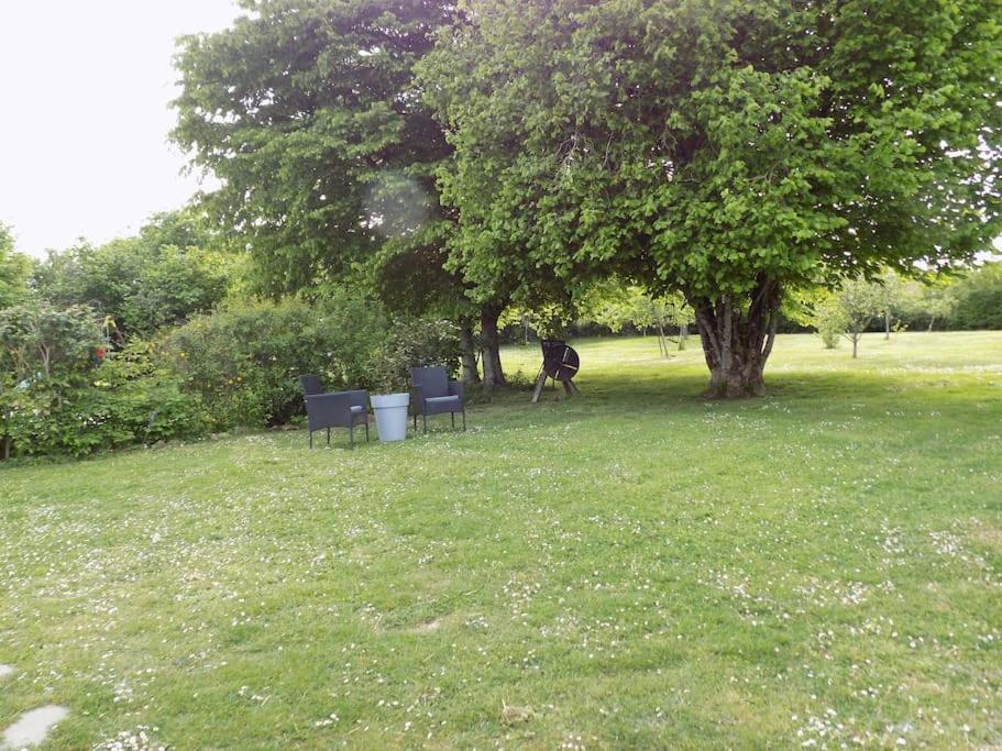 Vue Du Jardin Les Adjots Exterior foto